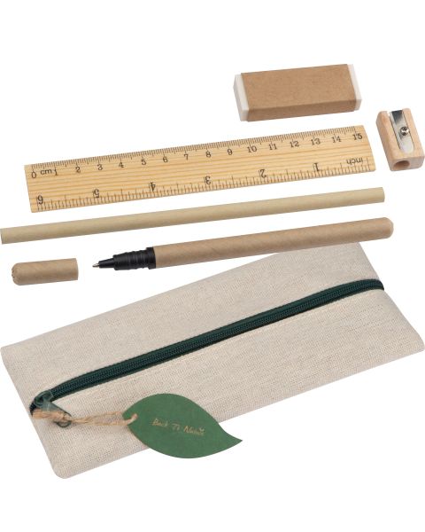 Schreibset im umweltfreundlichen Baumwolletui mit Lineal, Radiergummi, Spitzer, Bleistift und Rollerball-Stift, sicher verschließbar.
