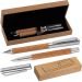 Metall-Schreibset mit Korkummantelung, inklusive Kugelschreiber und Rollerball in Korkbox. Werbung wird elegant gelasert.