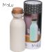 Die MoLu Trinkflasche aus recyceltem Edelstahl vereint Stil und Funktion. Mit 500 ml, dichtem Deckel, Akazienholz und Tragehenkel – ideal für unterwegs. Ihre Werbung wird dauerhaft eingraviert – perfekt als hochwertiges Werbegeschenk.