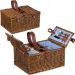 Eleganter Picknickkorb aus Weidengeflecht mit umfassender Ausstattung und individuellem Logo-Druck für stilvolle Outdoor-Geschenke.