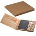 Elegantes Käseset mit Schieferplatte und Edelstahl-Besteck, personalisierbar mit Logo, in umweltfreundlicher Verpackung.