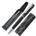 Luxuriöser Drehkugelschreiber mit schwarzer Lackoberfläche,Chromakzenten und eleganter Aufbewahrung. Personalisierbar mit Lasergravur.